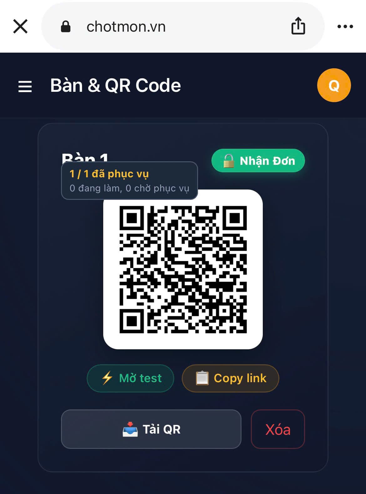 Hình ảnh thực tế mã QR gọi món được đặt trên bàn cho thực khách